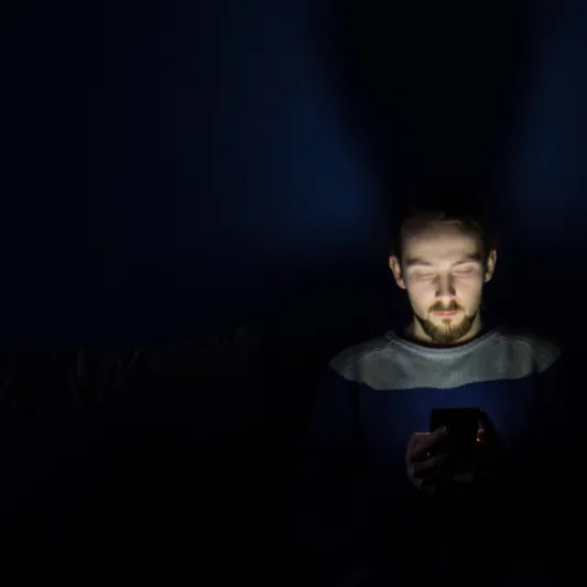 ما العلاقة بين الهواتف الذكية والقلق والاكتئاب؟