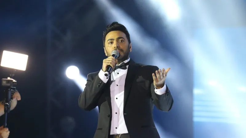 بين الرياضية والكلاسيكية الأنيقة ..شاهد أبرز إطلالات تامر حسني 
