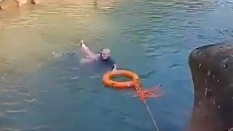 قفز في الماء دون تردد.. بطل دبلوماسي ينقذ فتاة صينية من الغرق (فيديو)