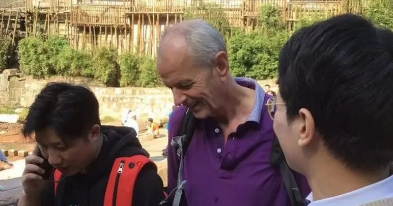 قفز في الماء دون تردد.. بطل دبلوماسي ينقذ فتاة صينية من الغرق (فيديو)