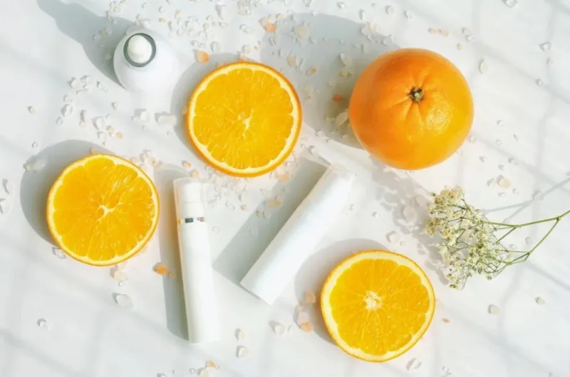 فوائد سيروم فيتامين سي وكيفية تحضيره واستخدامه