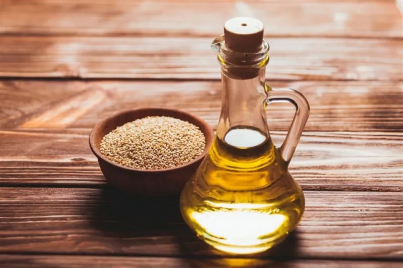 فوائد زيت السمسم للشعر.. غنى بالأحماض الدهنية الفعالة في علاج الشعر فوائد زيت السمسم للشعر.. غنى بالأحماض الدهنية الفعالة في علاج الشعر