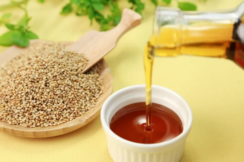 فوائد زيت السمسم للشعر.. غنى بالأحماض الدهنية الفعالة في علاج الشعر فوائد زيت السمسم للشعر.. غنى بالأحماض الدهنية الفعالة في علاج الشعر