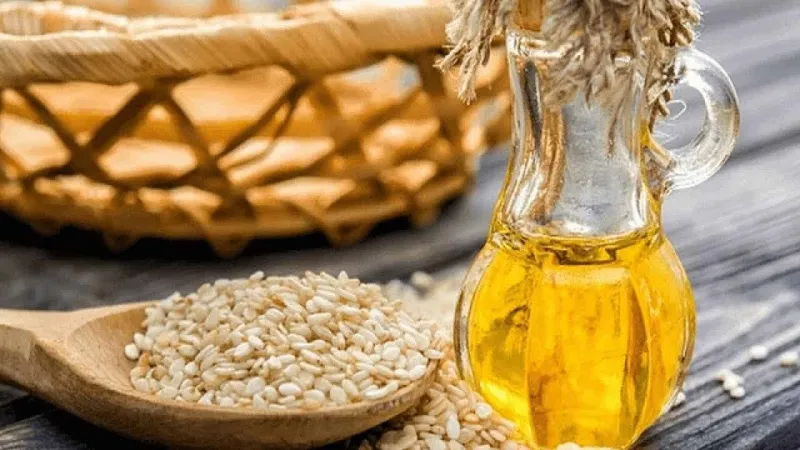 فوائد زيت السمسم للشعر.. غنى بالأحماض الدهنية الفعالة في علاج الشعر فوائد زيت السمسم للشعر.. غنى بالأحماض الدهنية الفعالة في علاج الشعر