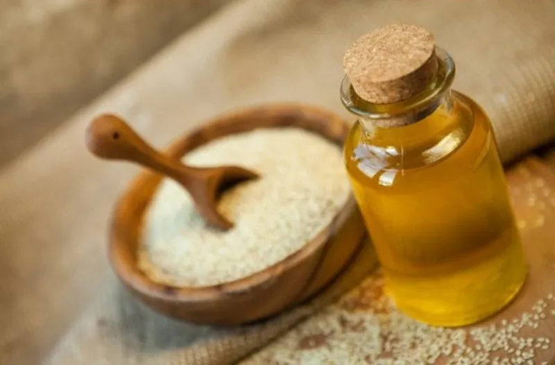 فوائد زيت السمسم للشعر.. غنى بالأحماض الدهنية الفعالة في علاج الشعر فوائد زيت السمسم للشعر.. غنى بالأحماض الدهنية الفعالة في علاج الشعر