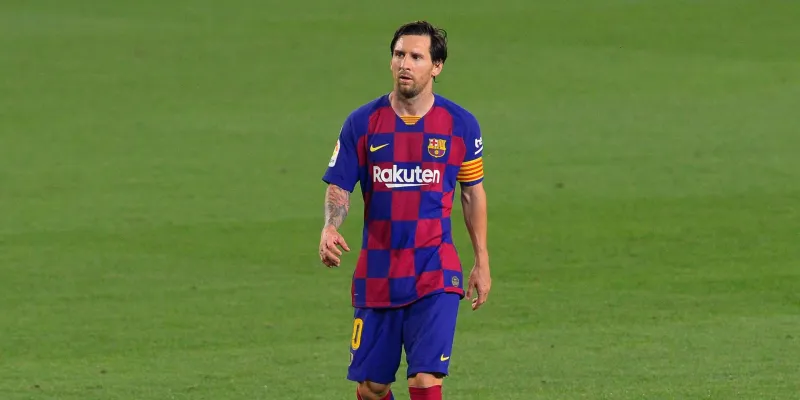 رد صادم لميسي على مشجع أثار غضبه في الشارع (فيديو)