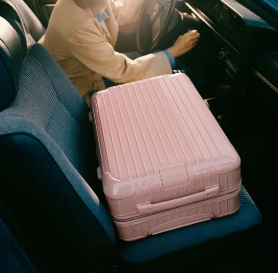  حملة RIMOWA الجديدة لموسم الأعياد بعنوان "هدايا للرحلة المقبلة" تحتفي بعلاقاتنا الوطيدة