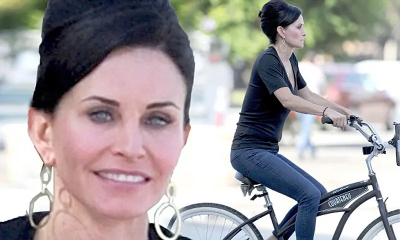 أذن بشرية ورحلة إلى الفضاء..أغرب هدايا مشاهير العالم