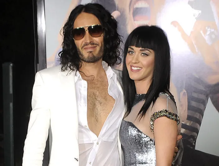 أذن بشرية ورحلة إلى الفضاء..أغرب هدايا مشاهير العالم