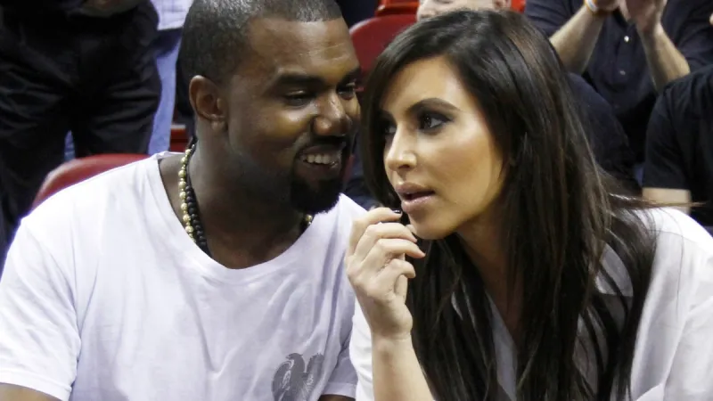 أذن بشرية ورحلة إلى الفضاء..أغرب هدايا مشاهير العالم