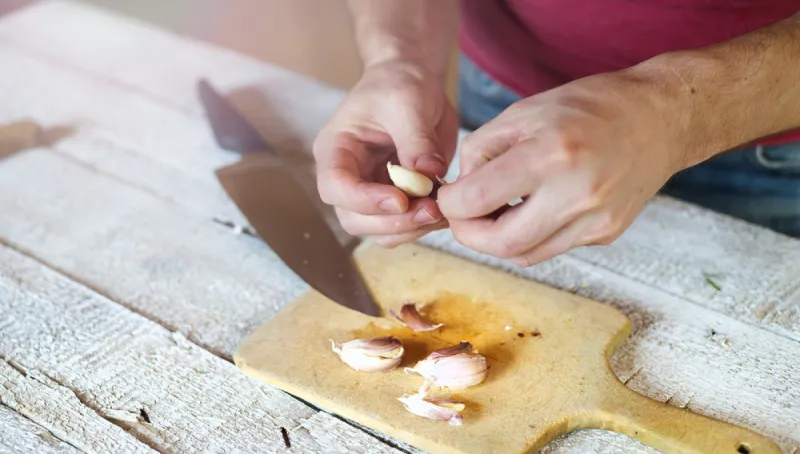 فوائد الثوم وكيفية التغلب على رائحته الكريهة