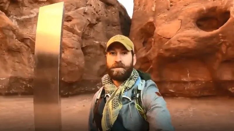 بعد أن حيرت الملايين حول العالم ..حل لغز الأعمدة المعدنية الغامضة