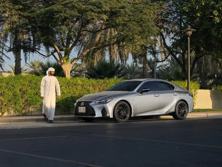 تأتي بثلاث نسخ.. إليك مواصفات سيارة لكزس IS الجديدة