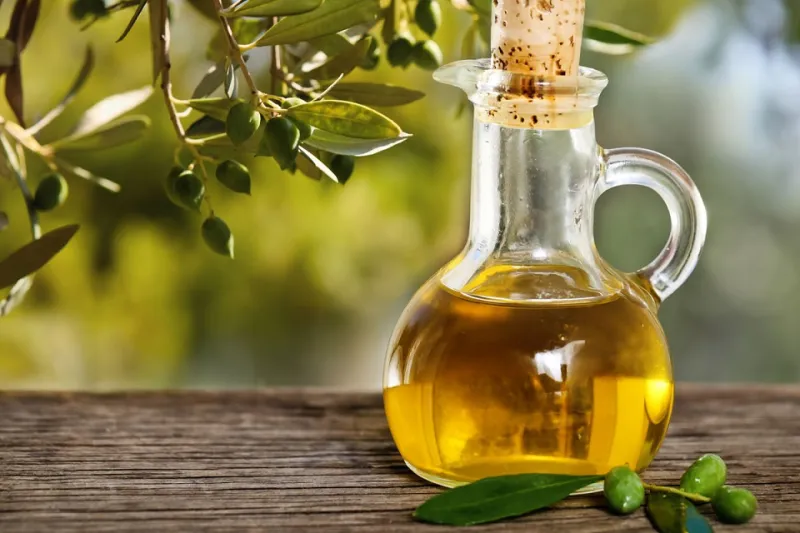 فوائد زيت الزيتون للشعر.. يحمي من التساقط والشيب المبكر