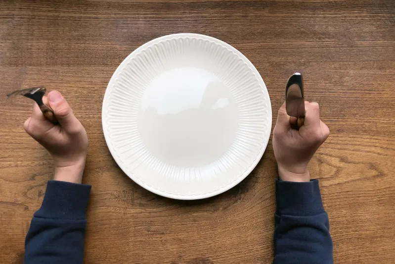 لماذا أشعر بالجوع بعد تناول الطعام مباشرة؟ 5 عوامل تفسر ذلك