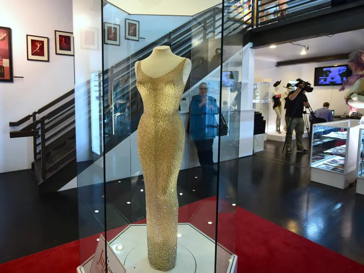 صور| وصلت قيمة إحداها لنصف مليار دولار.. أغلى القطع التي بيعت في مزاد علني 