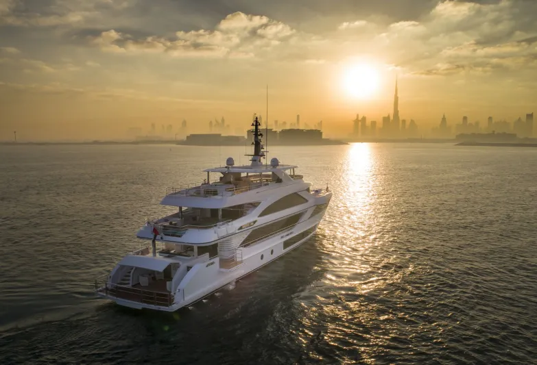 يخت صنع في دبي يحصد لقب الأفضل في العالم