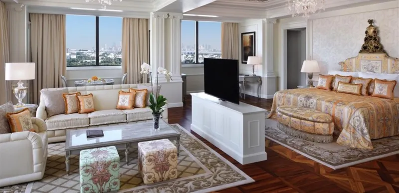 سائح يحجز جناحا إمبراطوريا في دبي بسعر 700 ألف درهم (فيديو)