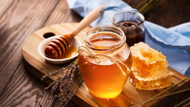 فوائد العسل بأنواعه.. كيف تميز العسل الأصلي من المغشوش؟