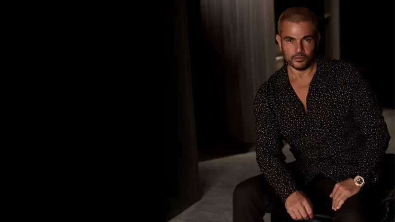 مزينة بـ35 ماسة.. سعر ساعة عمرو دياب في أحدث أغانيه