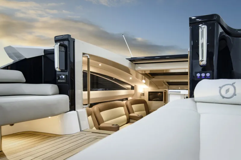 مزيج بين الفخامة والإبداع.. شاهد يخت WB14 ليموزين تيندر الإيطالي