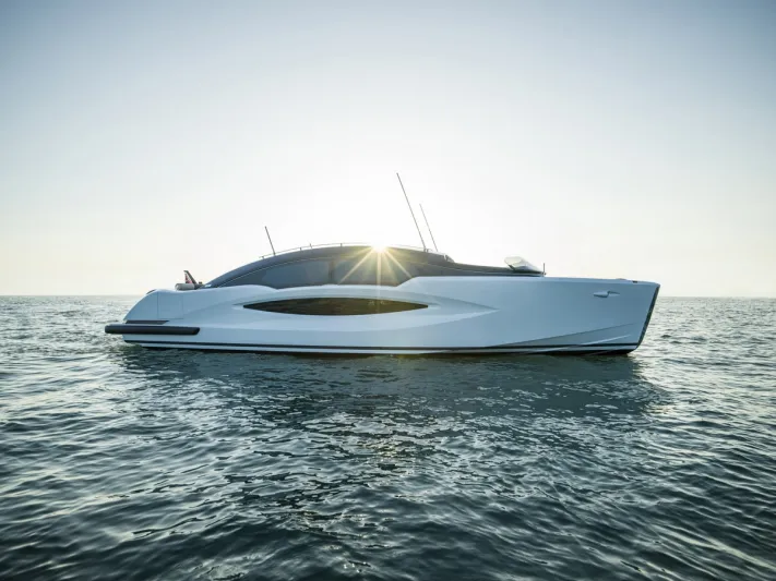 مزيج بين الفخامة والإبداع.. شاهد يخت WB14 ليموزين تيندر الإيطالي