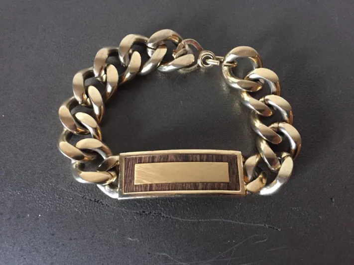 من أرض المعارك إلى العروش: التاريخ المذهل لأساور الرجال 