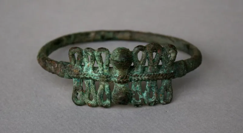 من أرض المعارك إلى العروش: التاريخ المذهل لأساور الرجال 