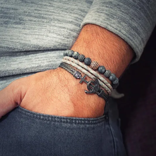 من أرض المعارك إلى العروش: التاريخ المذهل لأساور الرجال 