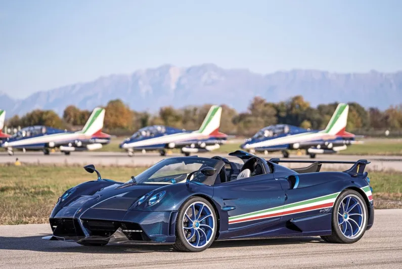 باجاني هوايرا تريكولور الخارقة بقيمة 6.7  مليون دولار تكريمًا لسلاح الجو الإيطالي