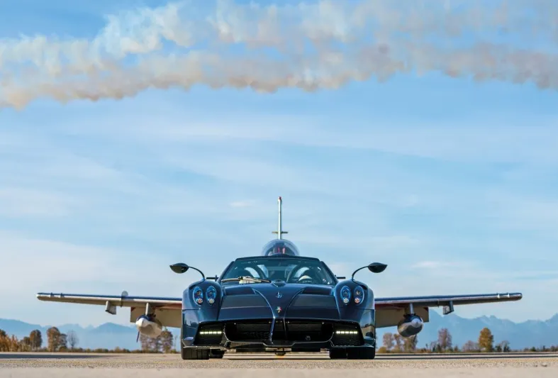 باجاني هوايرا تريكولور الخارقة بقيمة 6.7  مليون دولار تكريمًا لسلاح الجو الإيطالي