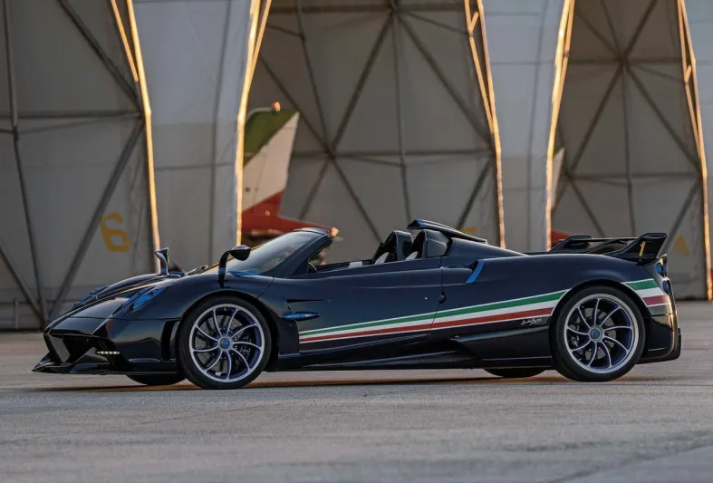 باجاني هوايرا تريكولور الخارقة بقيمة 6.7  مليون دولار تكريمًا لسلاح الجو الإيطالي