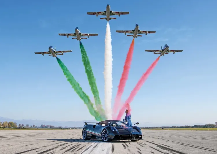 باجاني هوايرا تريكولور الخارقة بقيمة 6.7  مليون دولار تكريمًا لسلاح الجو الإيطالي