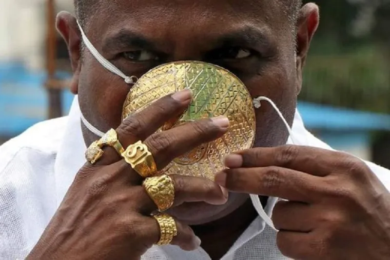 ليست كمامة وحسب.. ثري هندي يواجه كورونا بالذهب | صور 