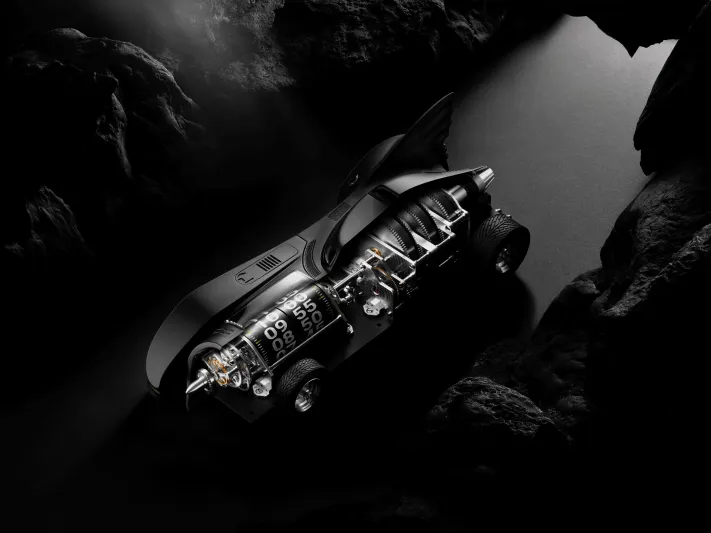 1989 Batmobile X kross Studio Desk Clock ساعة مكتب بتصميم سيارة الرجل الوطواط تؤكد تفردك 