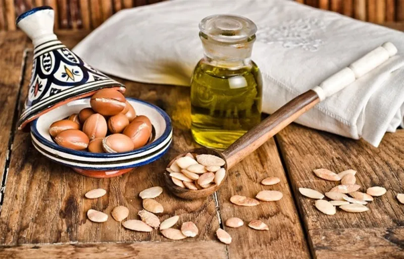 فوائد زيت الأرغان للشعر.. يخفي التجاعيد ويعالج الهشاشة