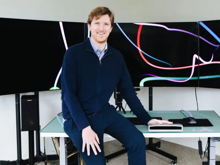 لماذ يثير أصغر ملياردير عصامي في العالم قلق إيلون ماسك؟