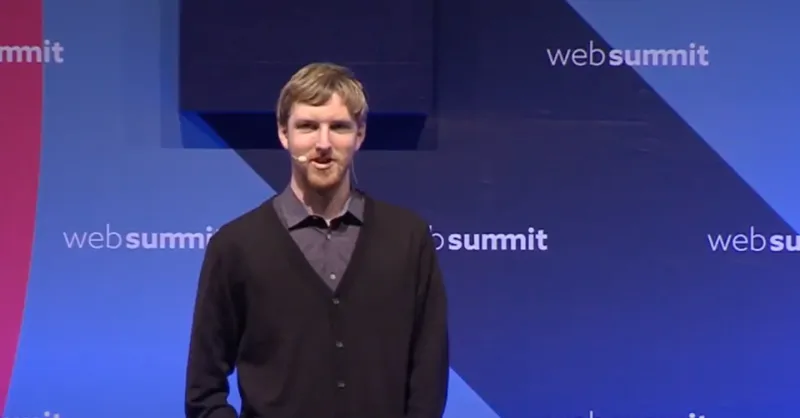 لماذ يثير أصغر ملياردير عصامي في العالم قلق إيلون ماسك؟