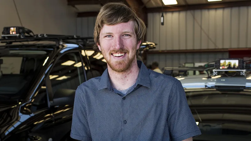 لماذ يثير أصغر ملياردير عصامي في العالم قلق إيلون ماسك؟