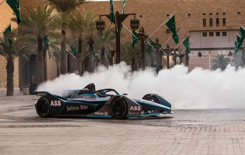السعودية أول دولة تنظم سباقاً ليلياً في بطولة «الفورمولا إي»