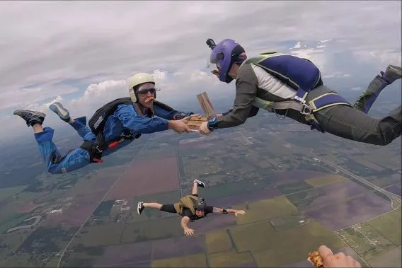 شاهد| كيف يكون تناول البيتزا بين السماء والأرض؟