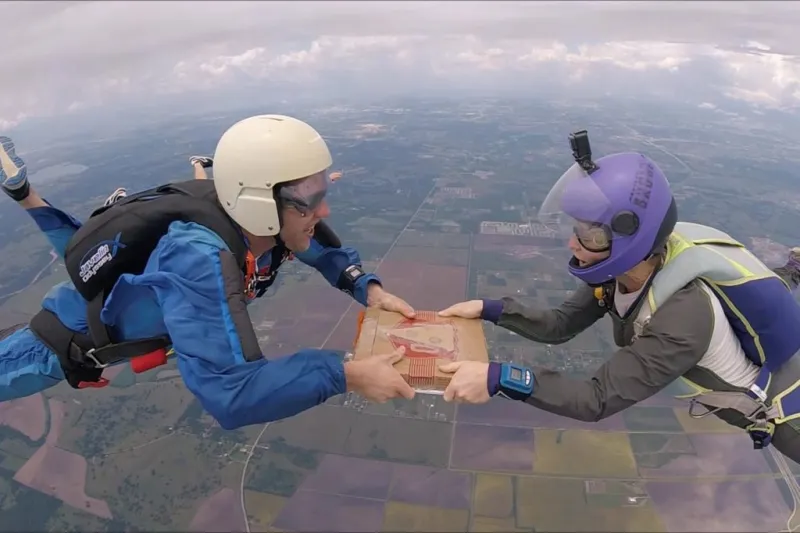 شاهد| كيف يكون تناول البيتزا بين السماء والأرض؟