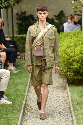 صور| الألوان الترابية تتربع على عرش الموضة الرجالي 2021