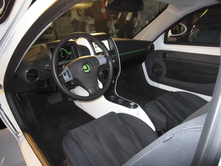 سيارة Aptera.. تعمل بالطاقة الشمسية والكهربائية ولا تحتاج إلى إعادة شحن