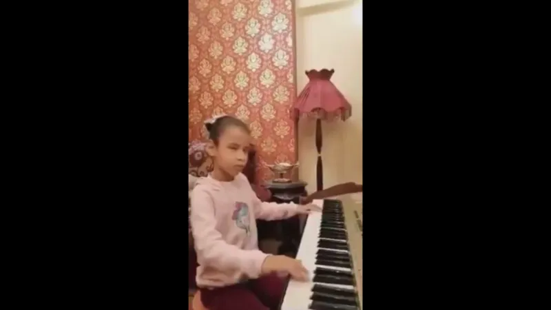 للمرة الأولى في تاريخه..عمرو دياب يدعم موهبة طفلة كفيفة (فيديو)