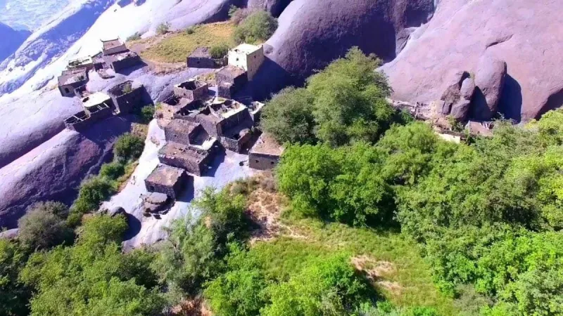 اعتلت الحمم البركانية وعانقت السحاب.. لقطات ساحرة لقرية غيّة السعودية (فيديو)