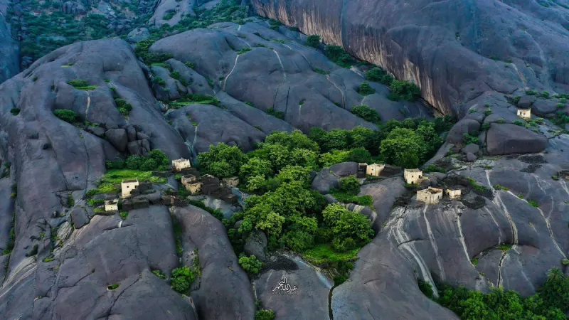 اعتلت الحمم البركانية وعانقت السحاب.. لقطات ساحرة لقرية غيّة السعودية (فيديو)