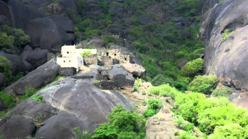 اعتلت الحمم البركانية وعانقت السحاب.. لقطات ساحرة لقرية غيّة السعودية (فيديو)