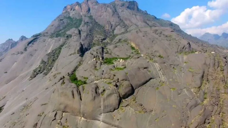 اعتلت الحمم البركانية وعانقت السحاب.. لقطات ساحرة لقرية غيّة السعودية (فيديو)