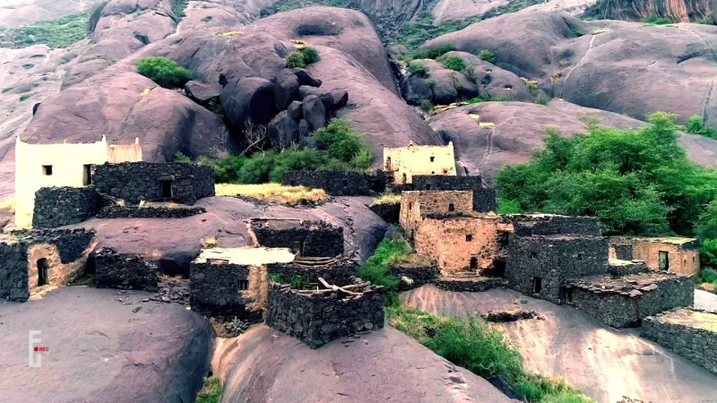 اعتلت الحمم البركانية وعانقت السحاب.. لقطات ساحرة لقرية غيّة السعودية (فيديو)